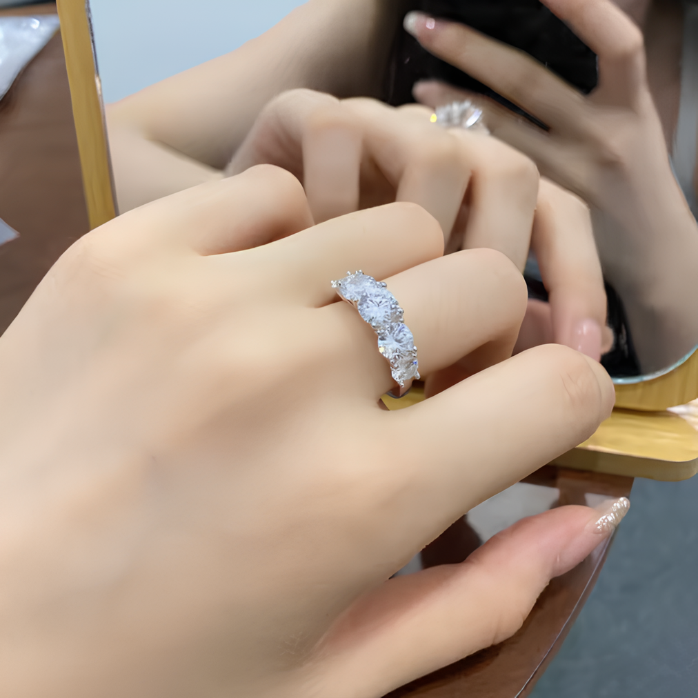 Bague en moissanite penta-brillante plaquée or 18 carats