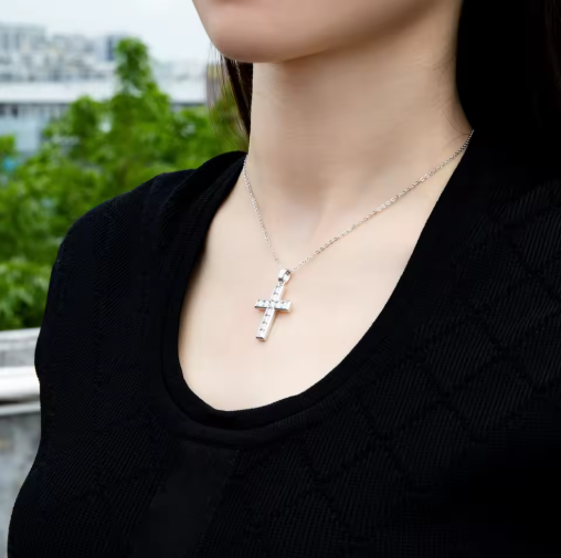 Collier crucifix en moissanite et argent