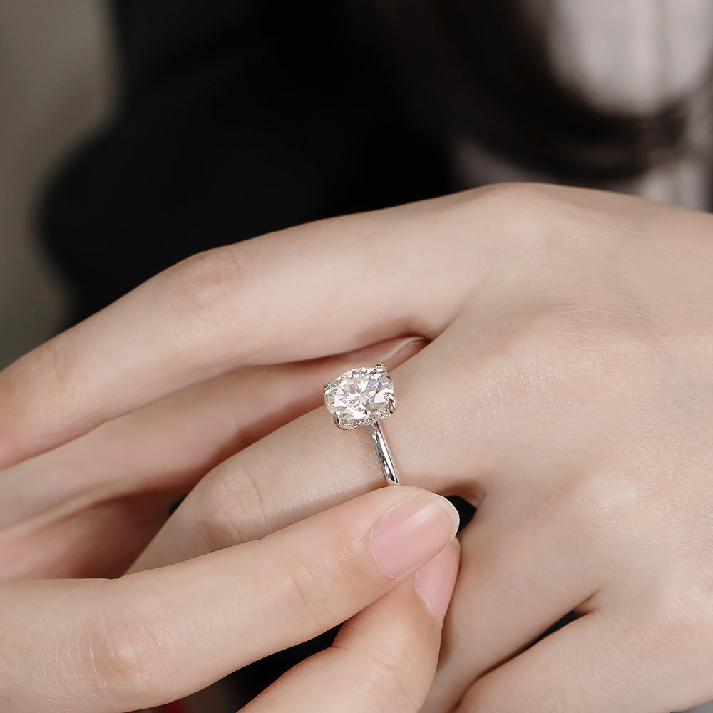 Bague solitaire ovale fine en moissanite