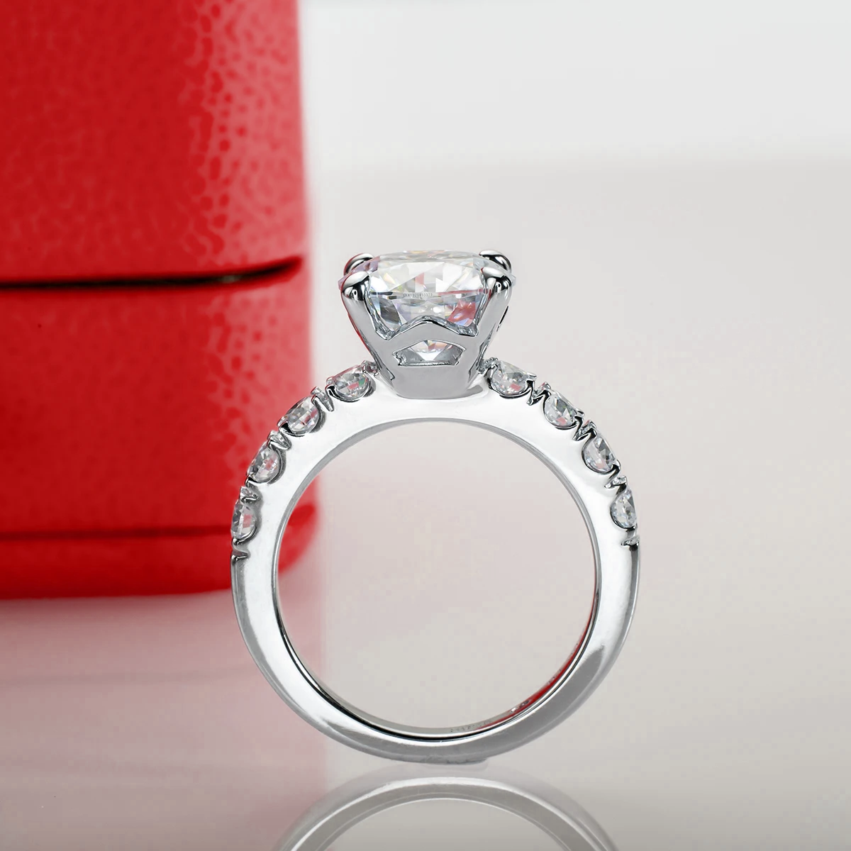 Bague solitaire royale en moissanite