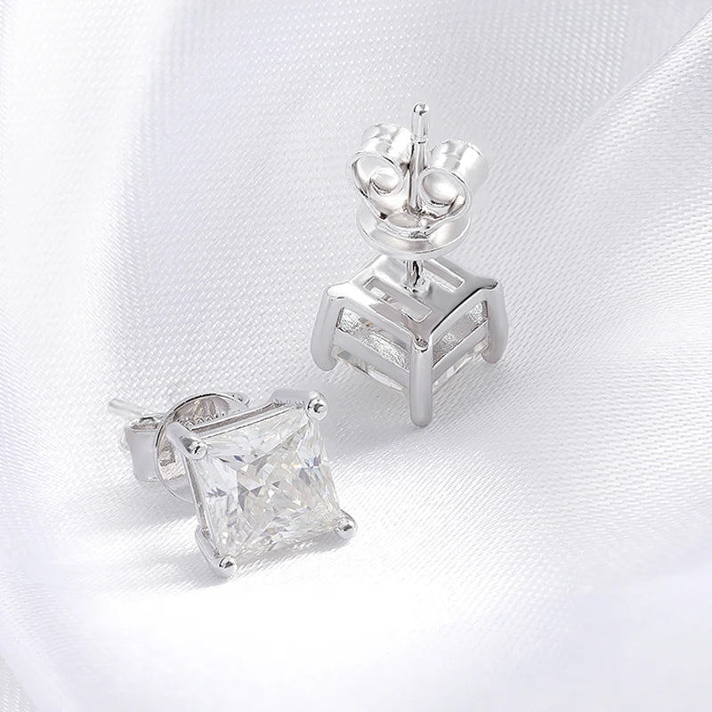 Boucle d'oreille solitaire princesse moissanite