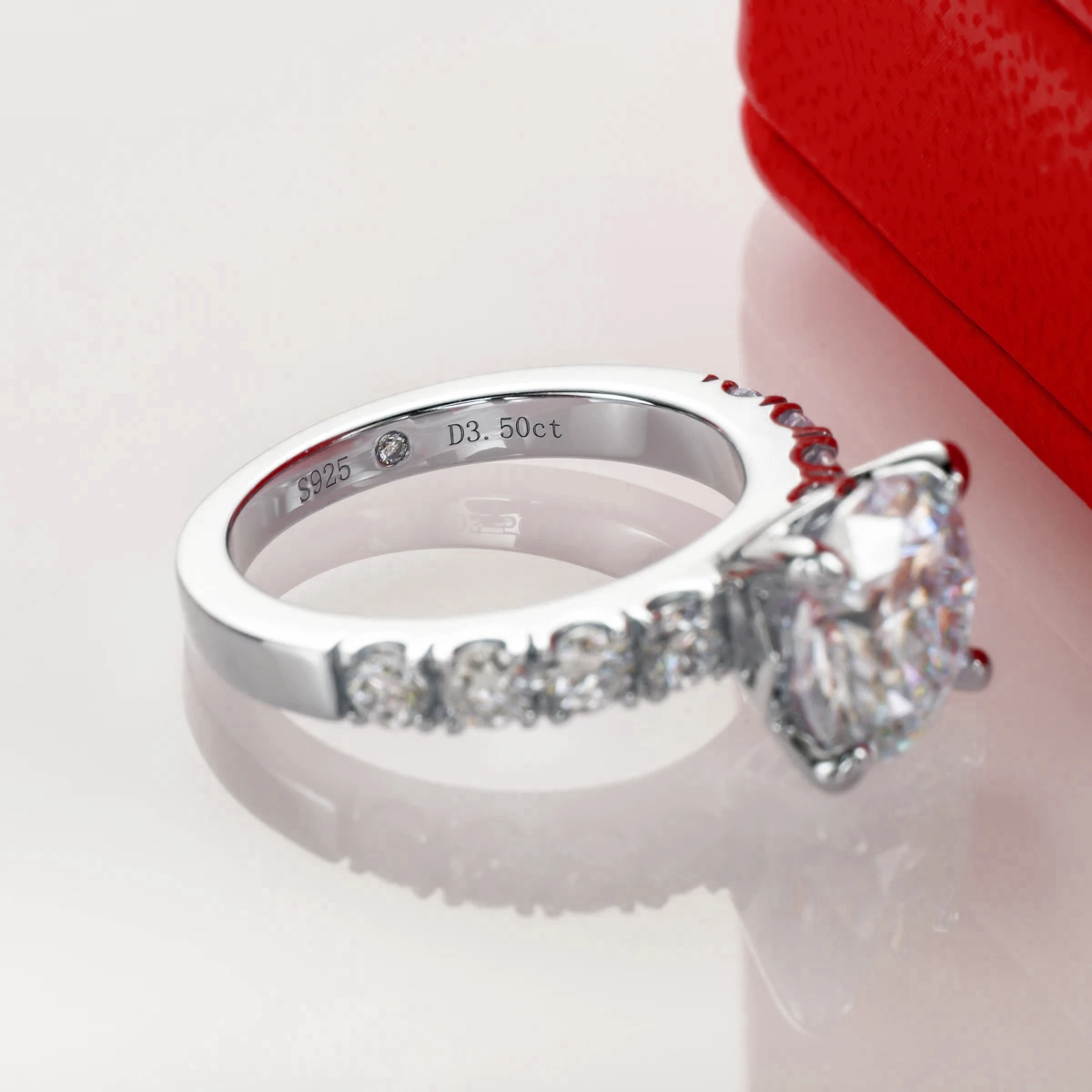Bague solitaire royale en moissanite