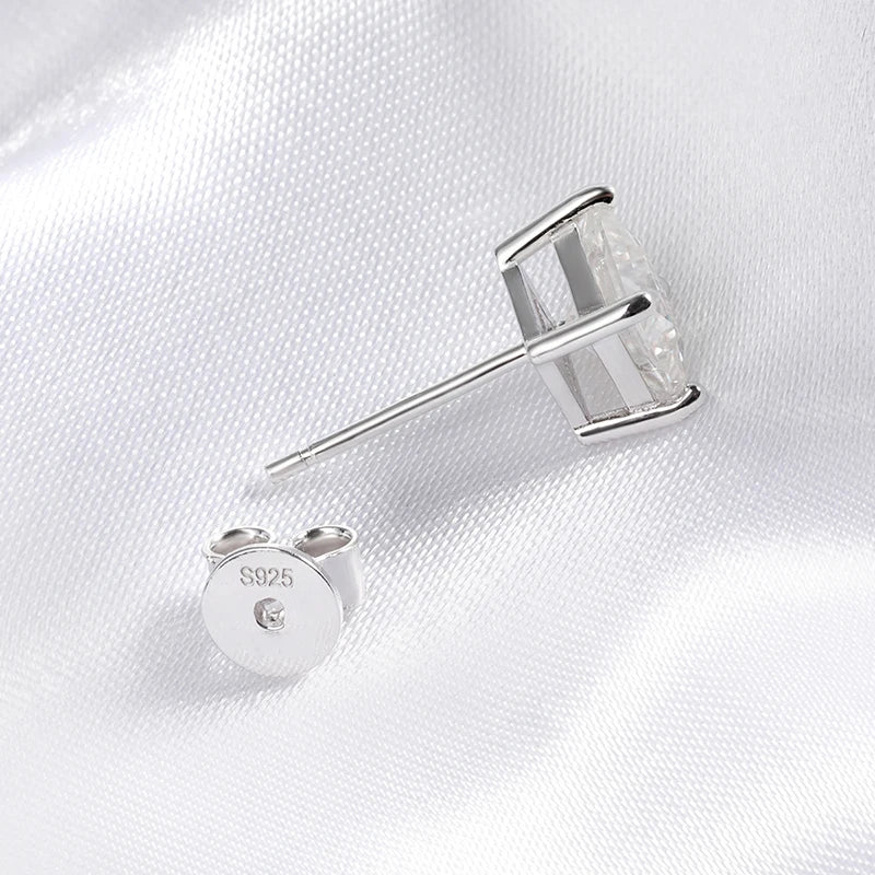 Boucle d'oreille solitaire princesse moissanite