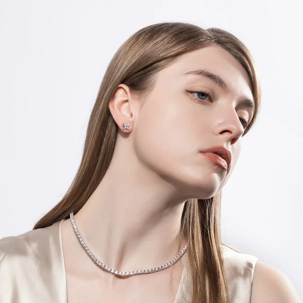 Boucles d'oreilles en pierres de moissanite scintillantes plaquées or 18 carats