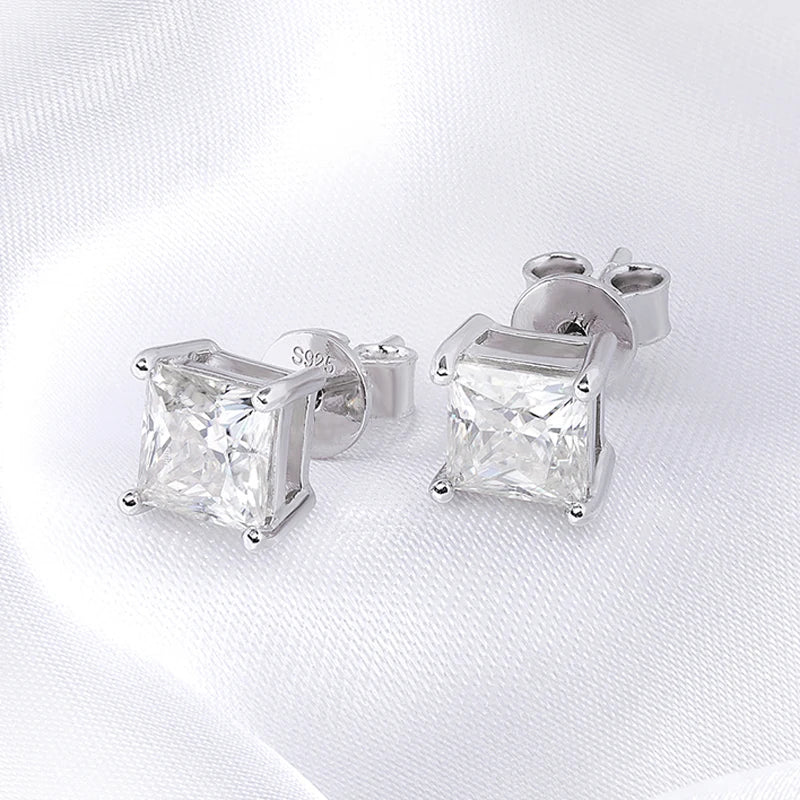 Boucle d'oreille solitaire princesse moissanite