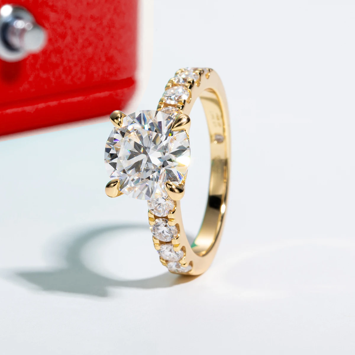 Bague solitaire royale en moissanite