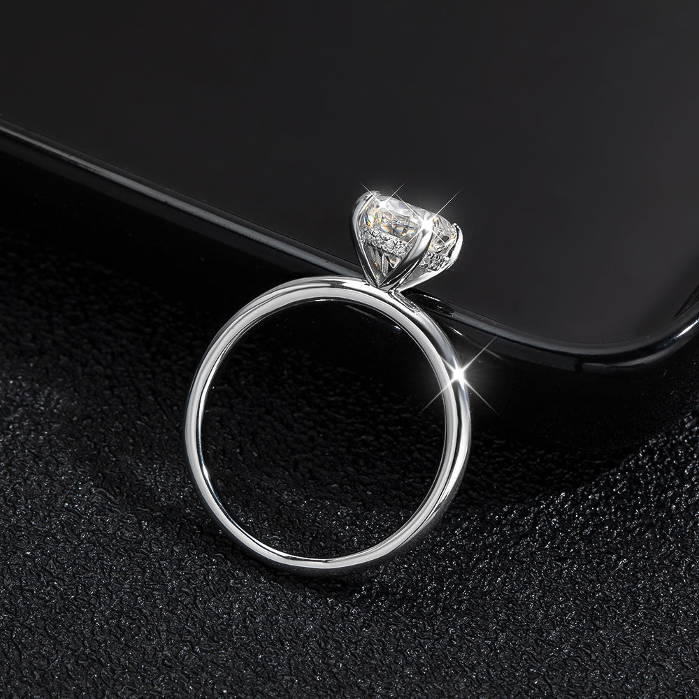 Bague solitaire ovale fine en moissanite
