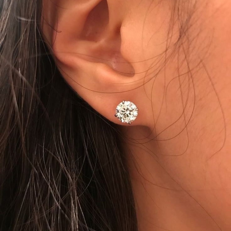 Boucle d'oreille solitaire à 4 griffes en moissanite