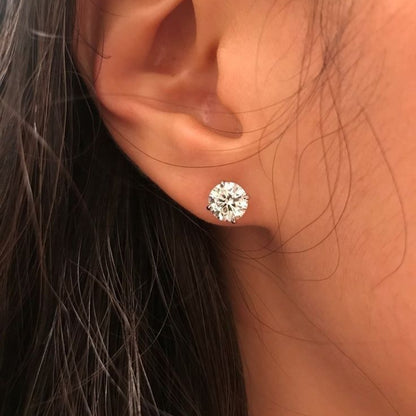 Boucle d'oreille solitaire à 4 griffes en moissanite