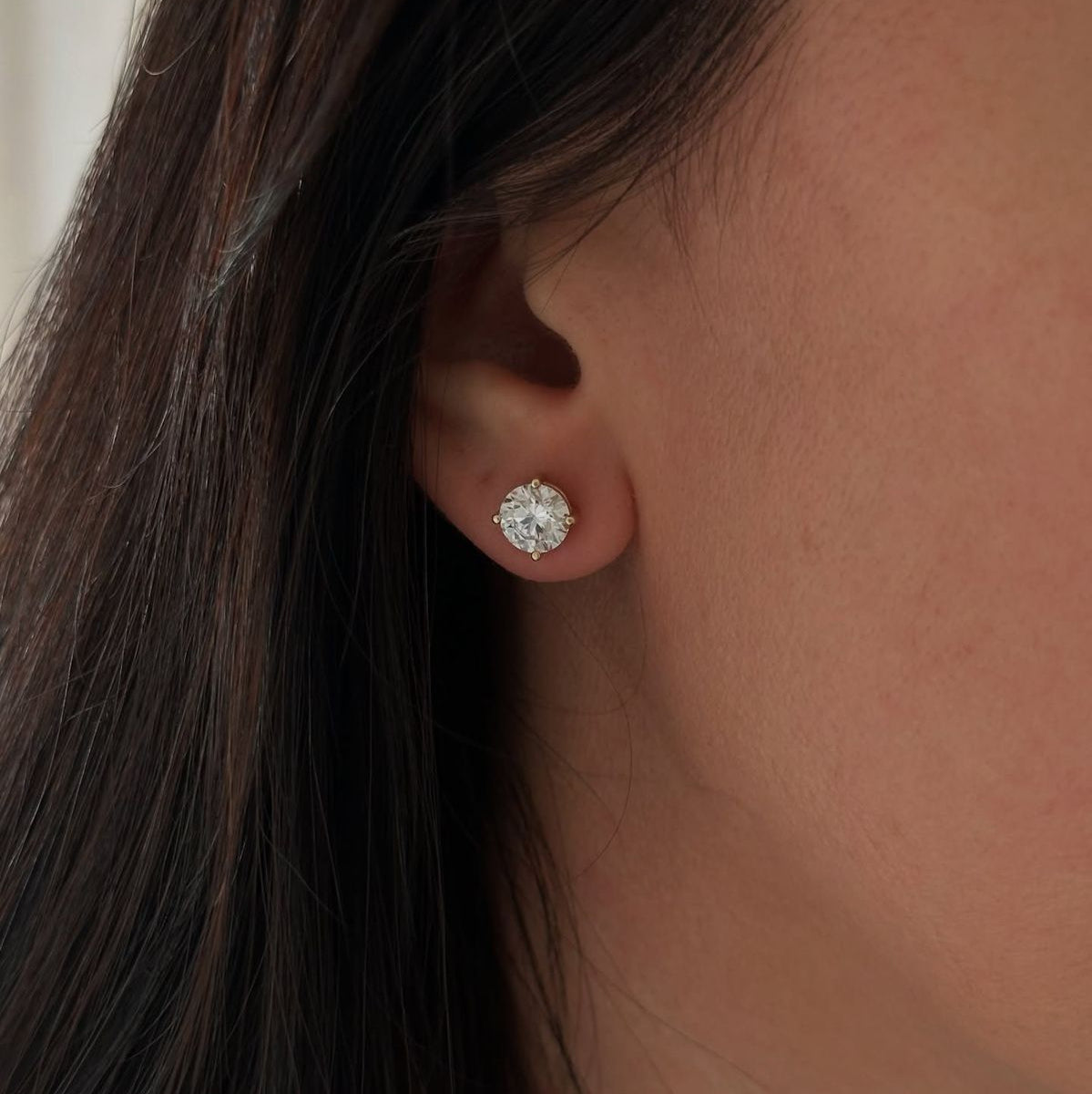 Boucle d'oreille solitaire en moissanite en or 18 carats