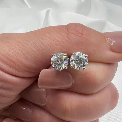 Boucle d'oreille solitaire à 4 griffes en moissanite