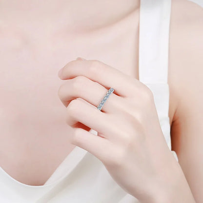 Alliance sertie de 250 points de moissanite en argent 925