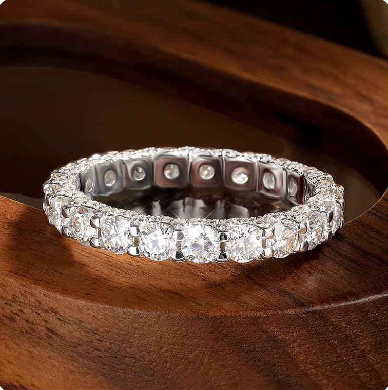 Alliance sertie de 250 points de moissanite en argent 925