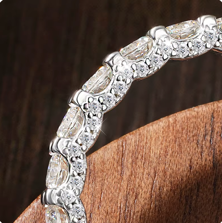 Alliance sertie de 250 points de moissanite en argent 925