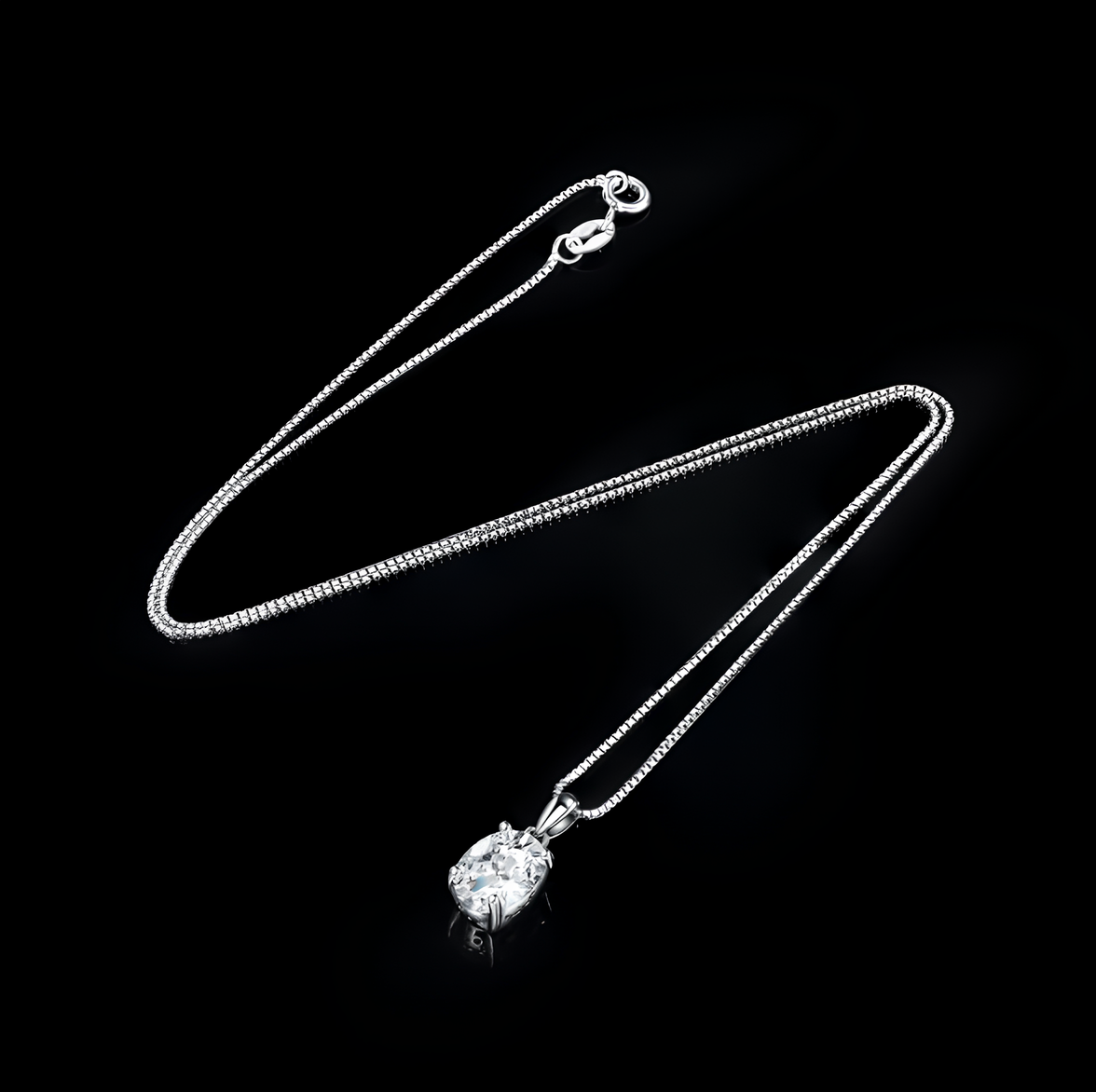 Collier ovale avec 4 griffes en moissanite plaqué or blanc 18 carats