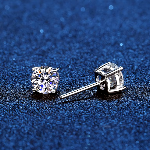 Boucle d'oreille solitaire à 4 griffes en moissanite