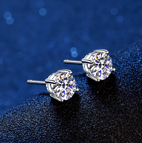 Boucle d'oreille solitaire à 4 griffes en moissanite