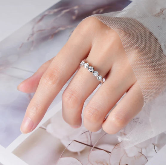 Demi-alliance en Moissanite Avec 5 Pierres Brillantes, Plaquée Or 18 Carats