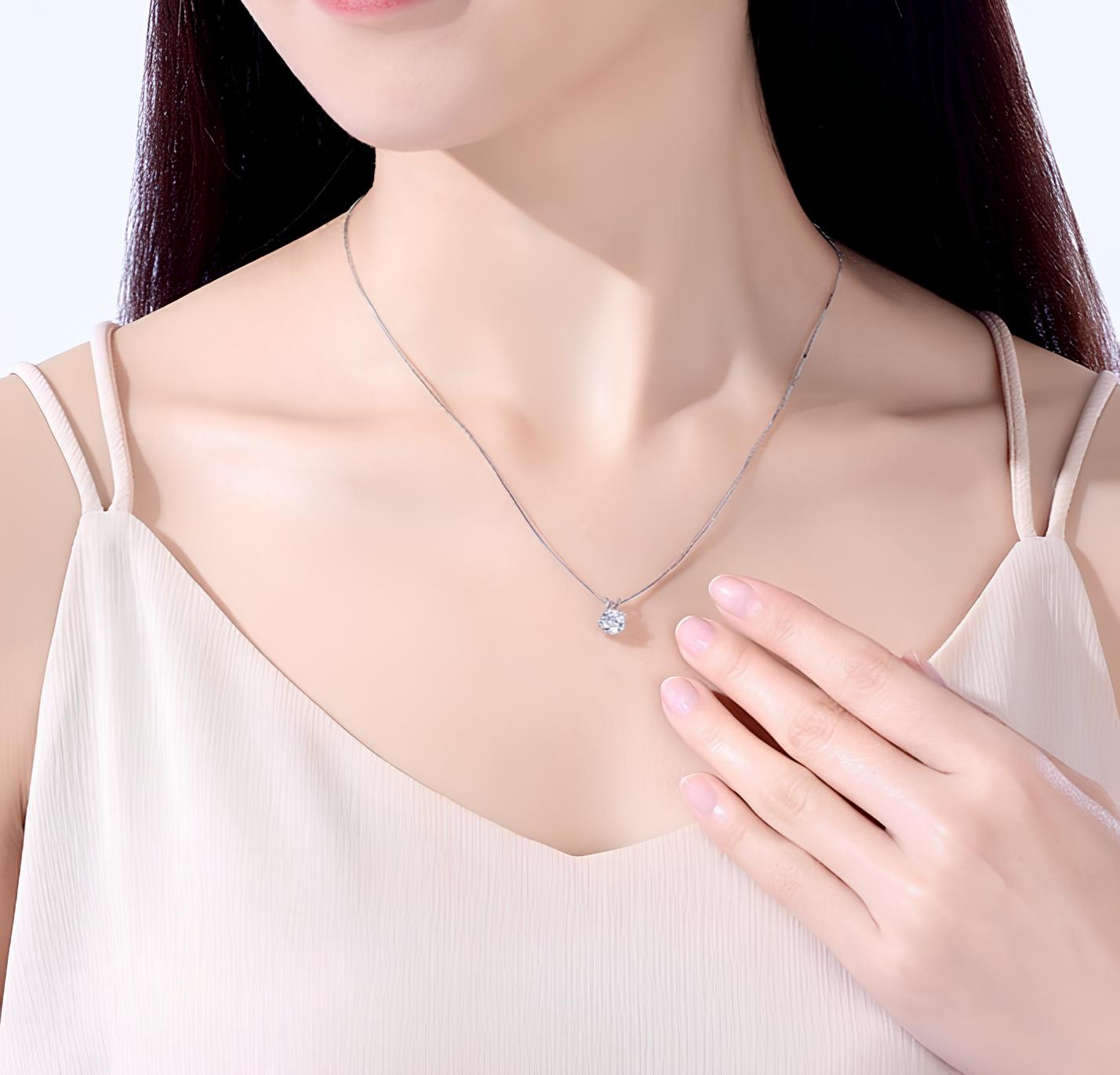 Collier en argent avec moissanite brillante à 6 griffes