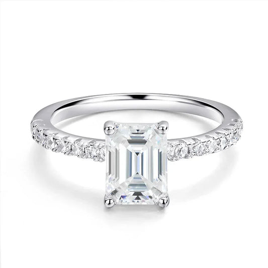 Bague en moissanite taille émeraude avec clous