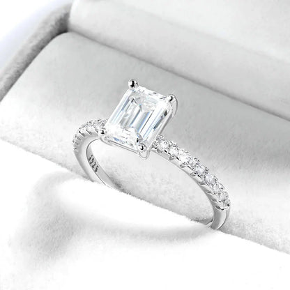 Bague en moissanite taille émeraude avec clous
