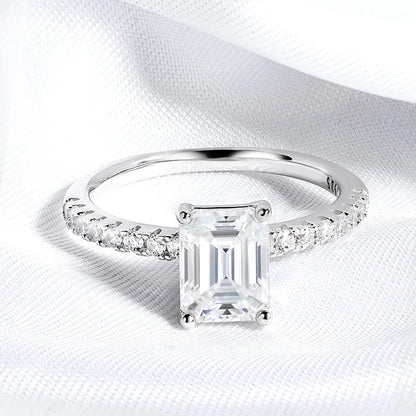 Bague en moissanite taille émeraude avec clous