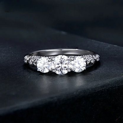 Bague triple moissanite brillante plaquée or 18 carats