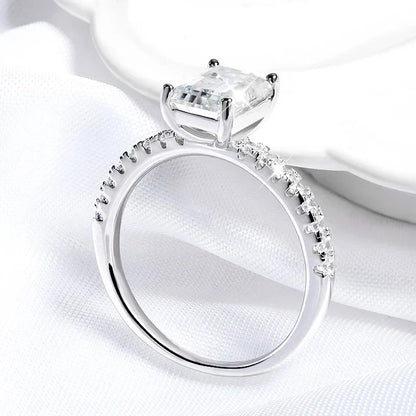 Bague en moissanite taille émeraude avec clous