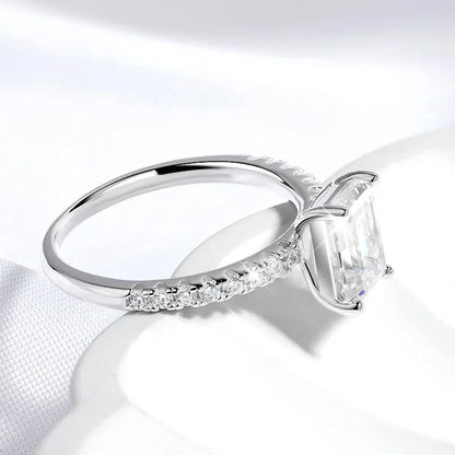 Bague en moissanite taille émeraude avec clous