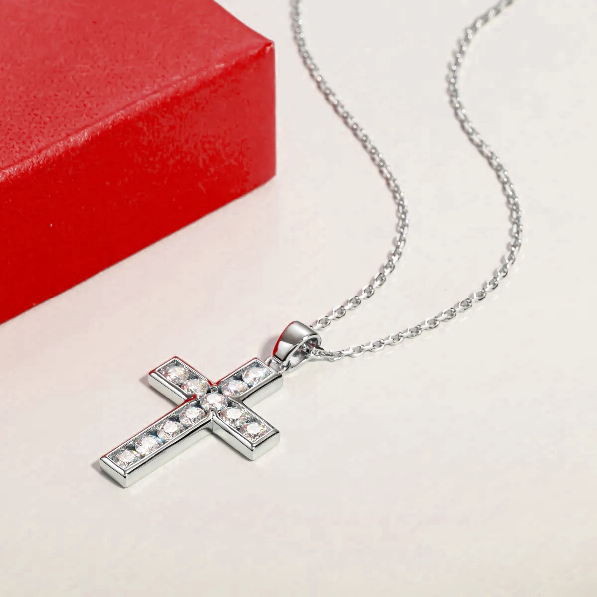 Collier crucifix en moissanite et argent