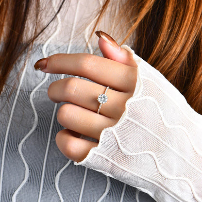 Bague en moissanite brillante sertie d'argent et plaquée or