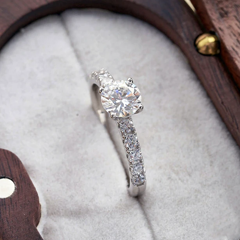 Bague Solitaire Vertex en Moissanite Plaquée Or 18 Carats