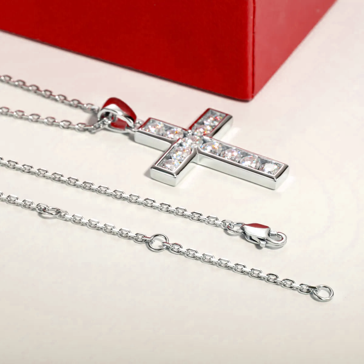 Collier crucifix en moissanite et argent