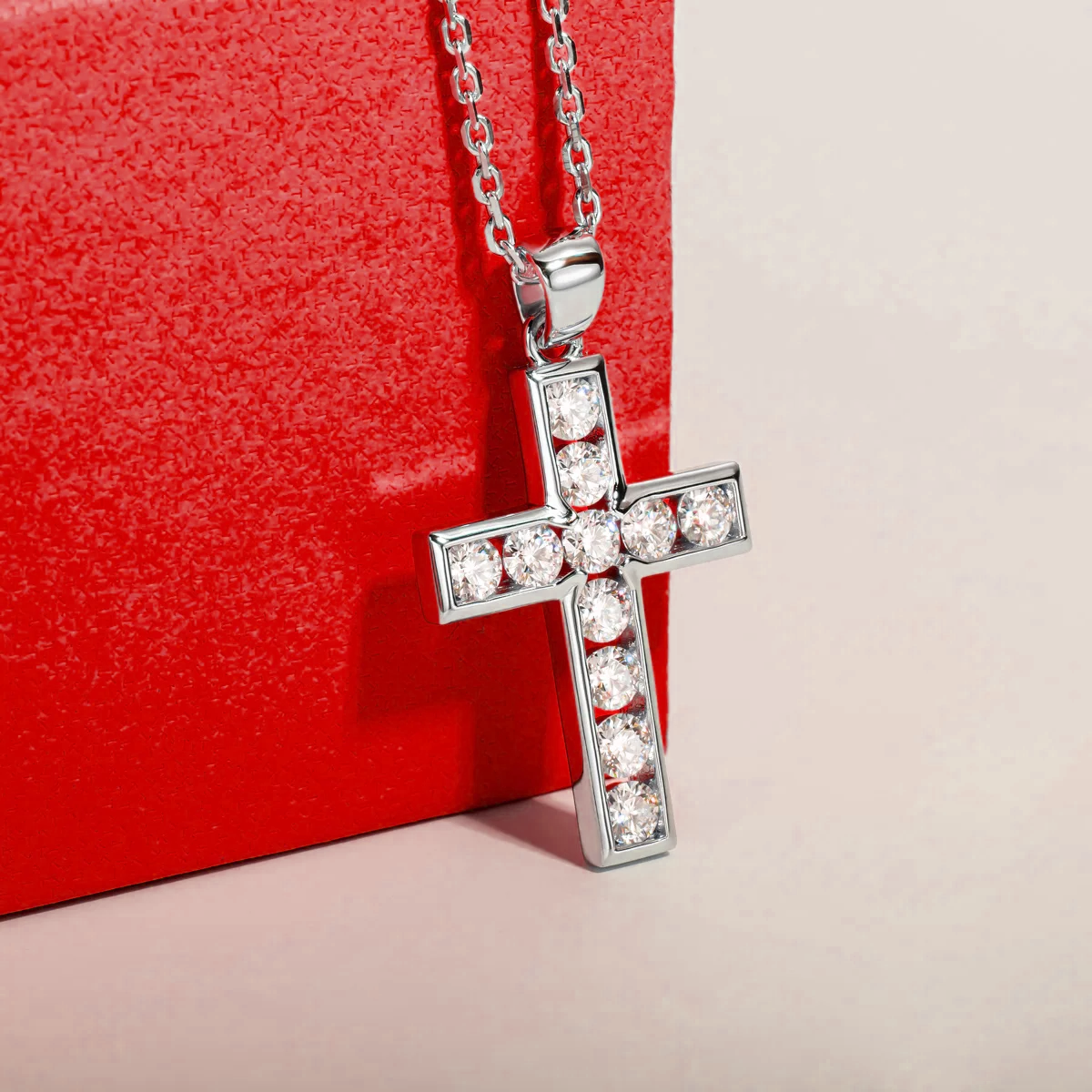 Collier crucifix en moissanite et argent
