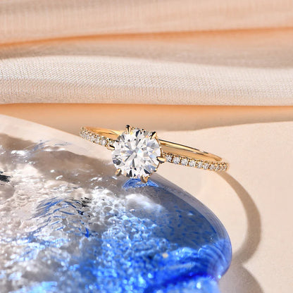 Bague en moissanite brillante sertie d'argent et plaquée or