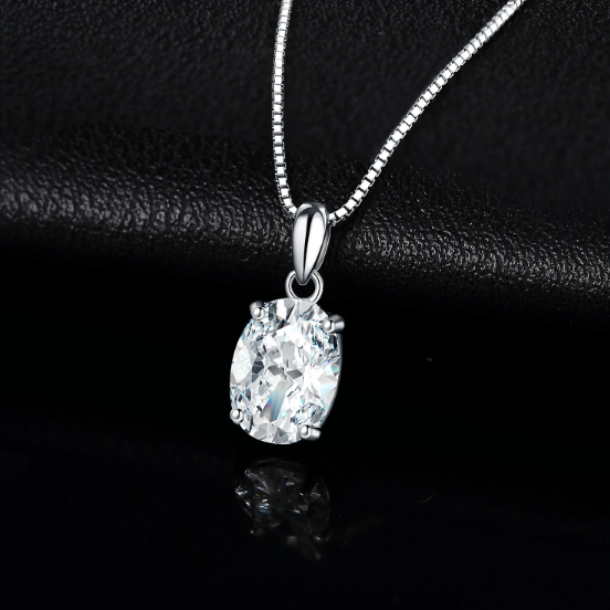 Collier ovale avec 4 griffes en moissanite plaqué or blanc 18 carats