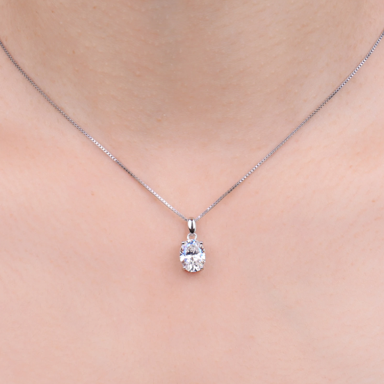 Collier ovale avec 4 griffes en moissanite plaqué or blanc 18 carats