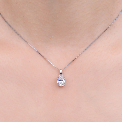 Collier ovale avec 4 griffes en moissanite plaqué or blanc 18 carats
