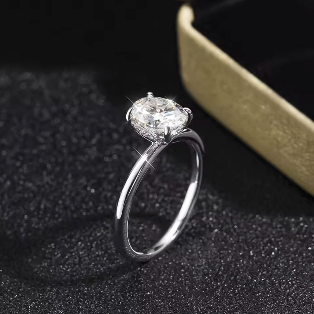 Bague solitaire ovale fine en moissanite