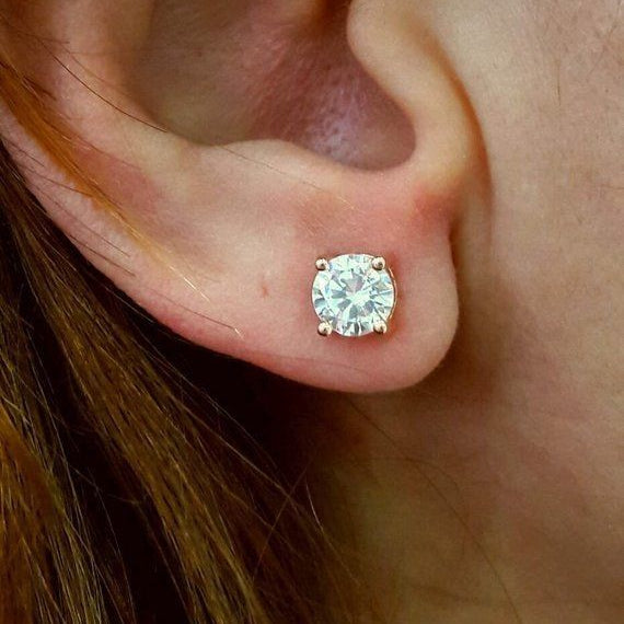 Boucle d'oreille solitaire en moissanite en or 18 carats