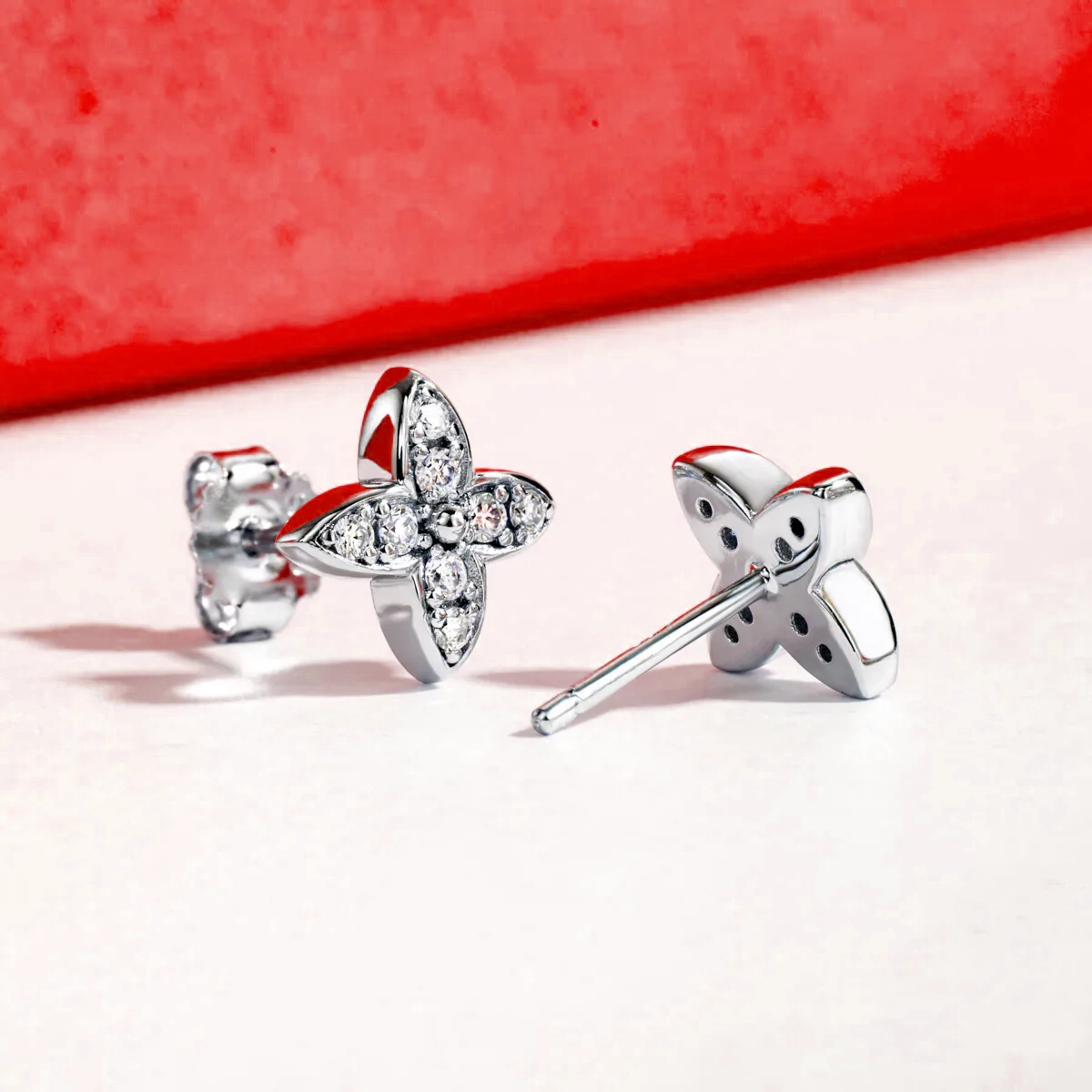 Boucles d'oreilles en pierres de moissanite scintillantes plaquées or 18 carats